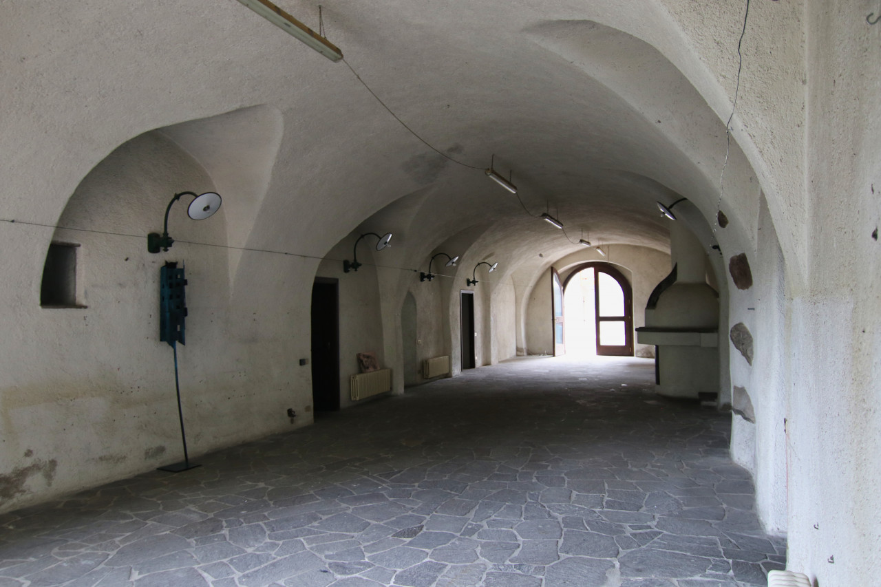 Madrano la casa con la strada imprigionata