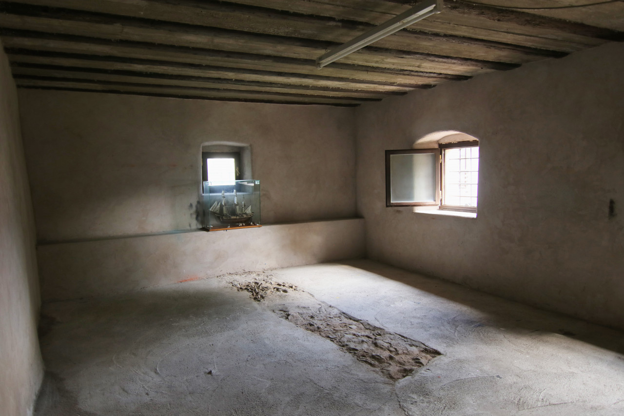 Madrano la casa con la strada imprigionata