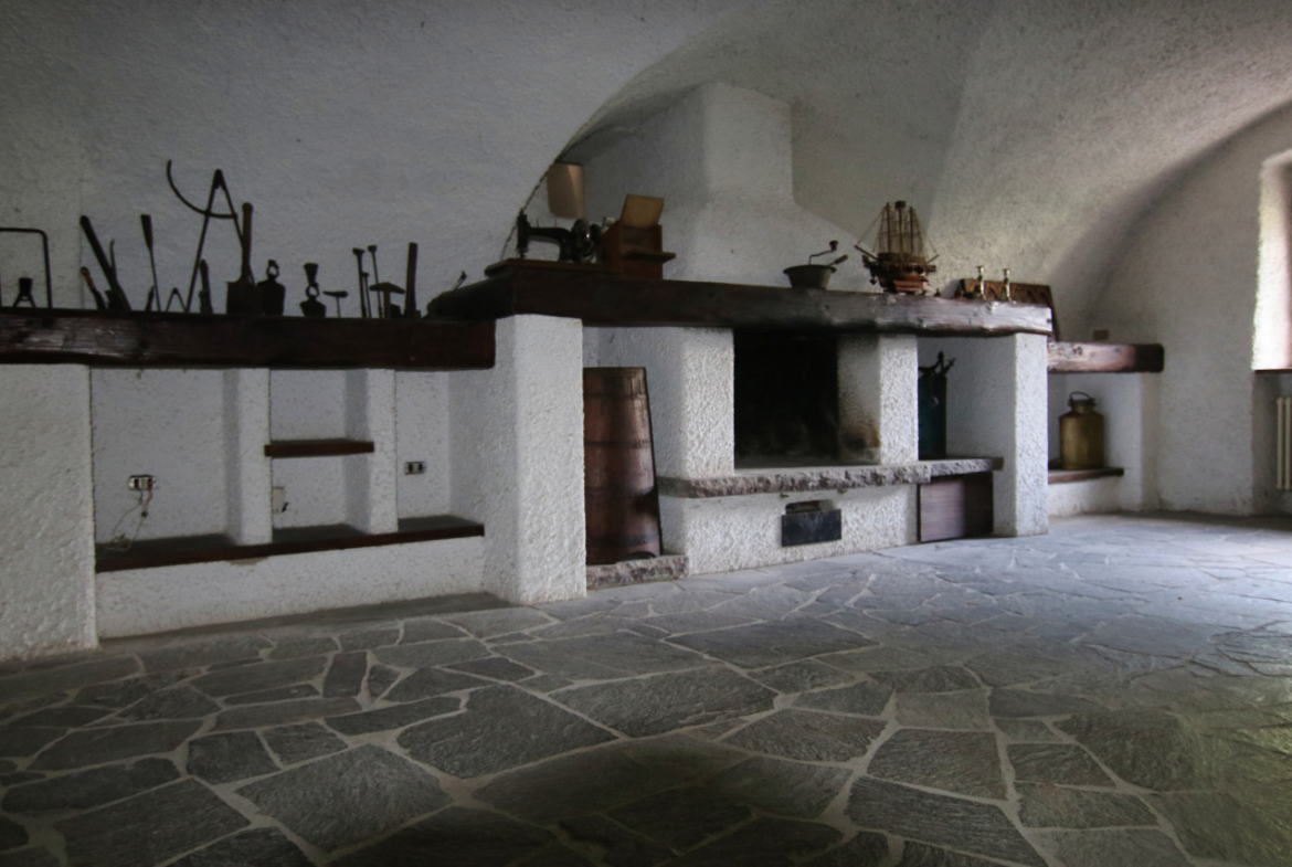 Madrano la casa con la strada imprigionata