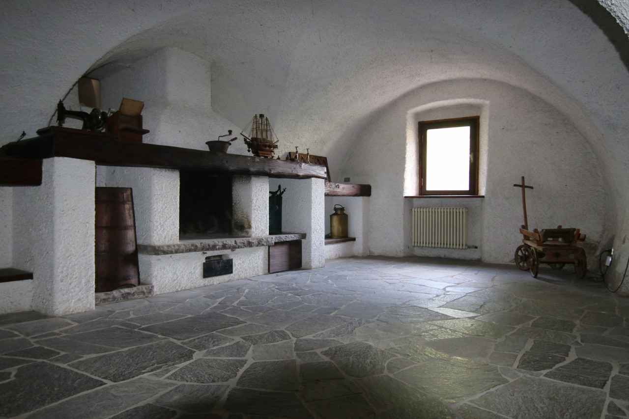 Madrano la casa con la strada imprigionata