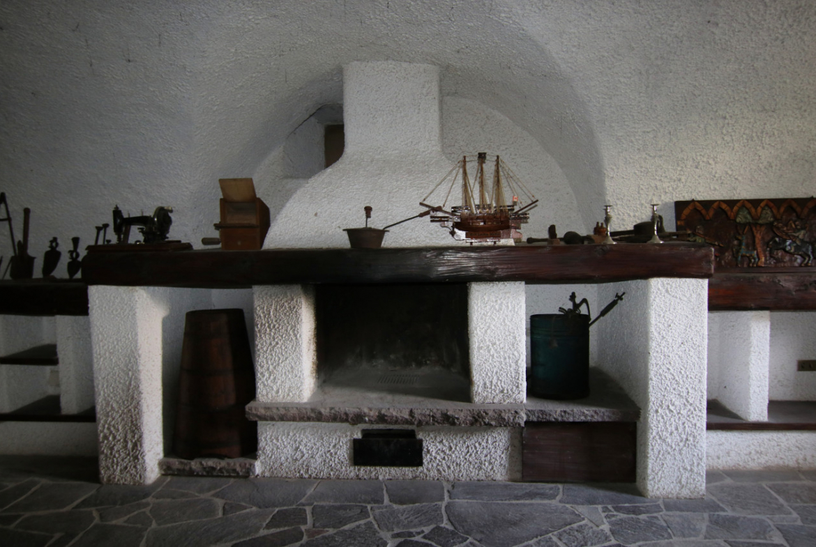 Madrano la casa con la strada imprigionata