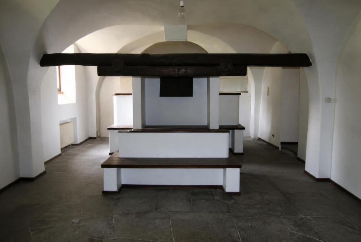 Madrano la casa con la strada imprigionata