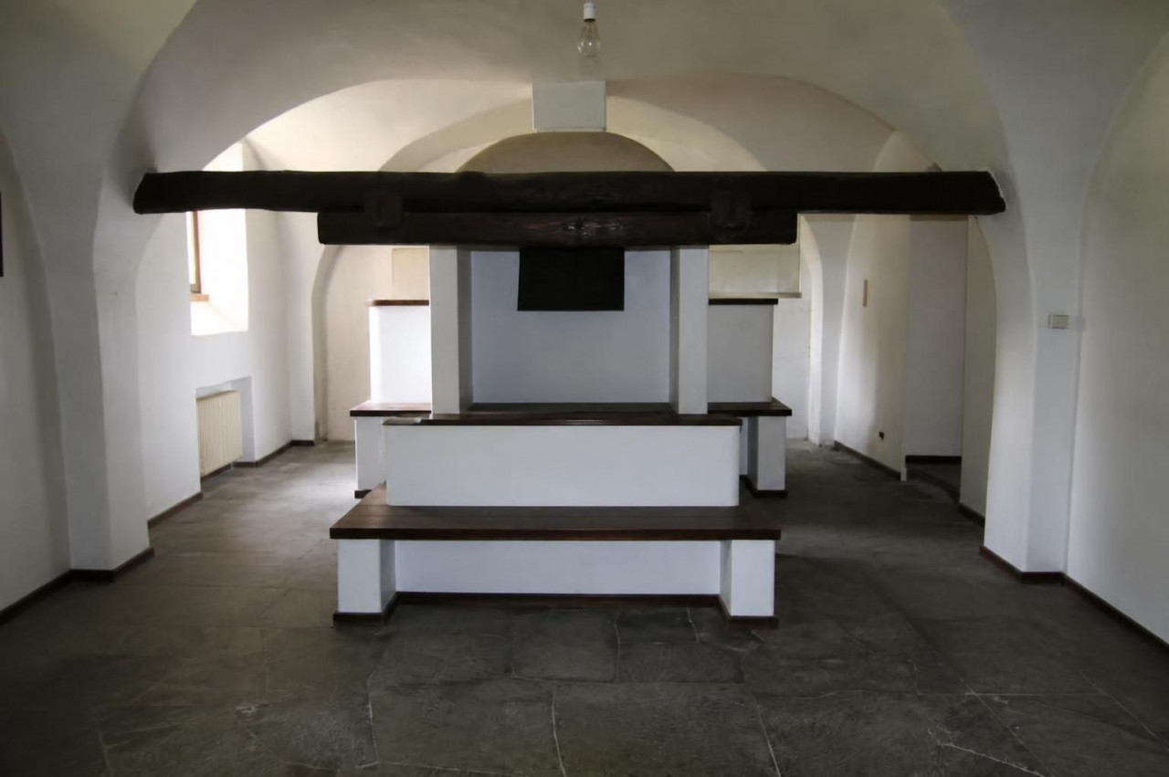 Madrano la casa con la strada imprigionata