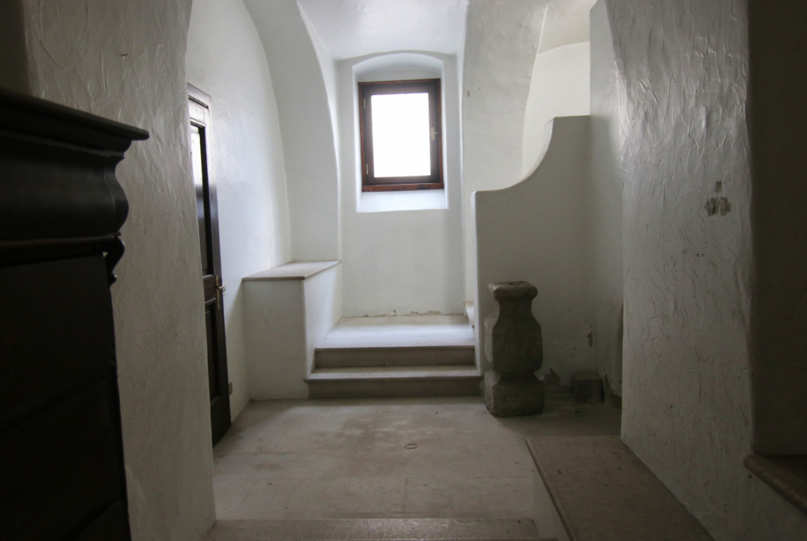 Madrano la casa con la strada imprigionata