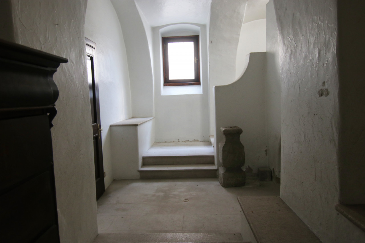 Madrano la casa con la strada imprigionata