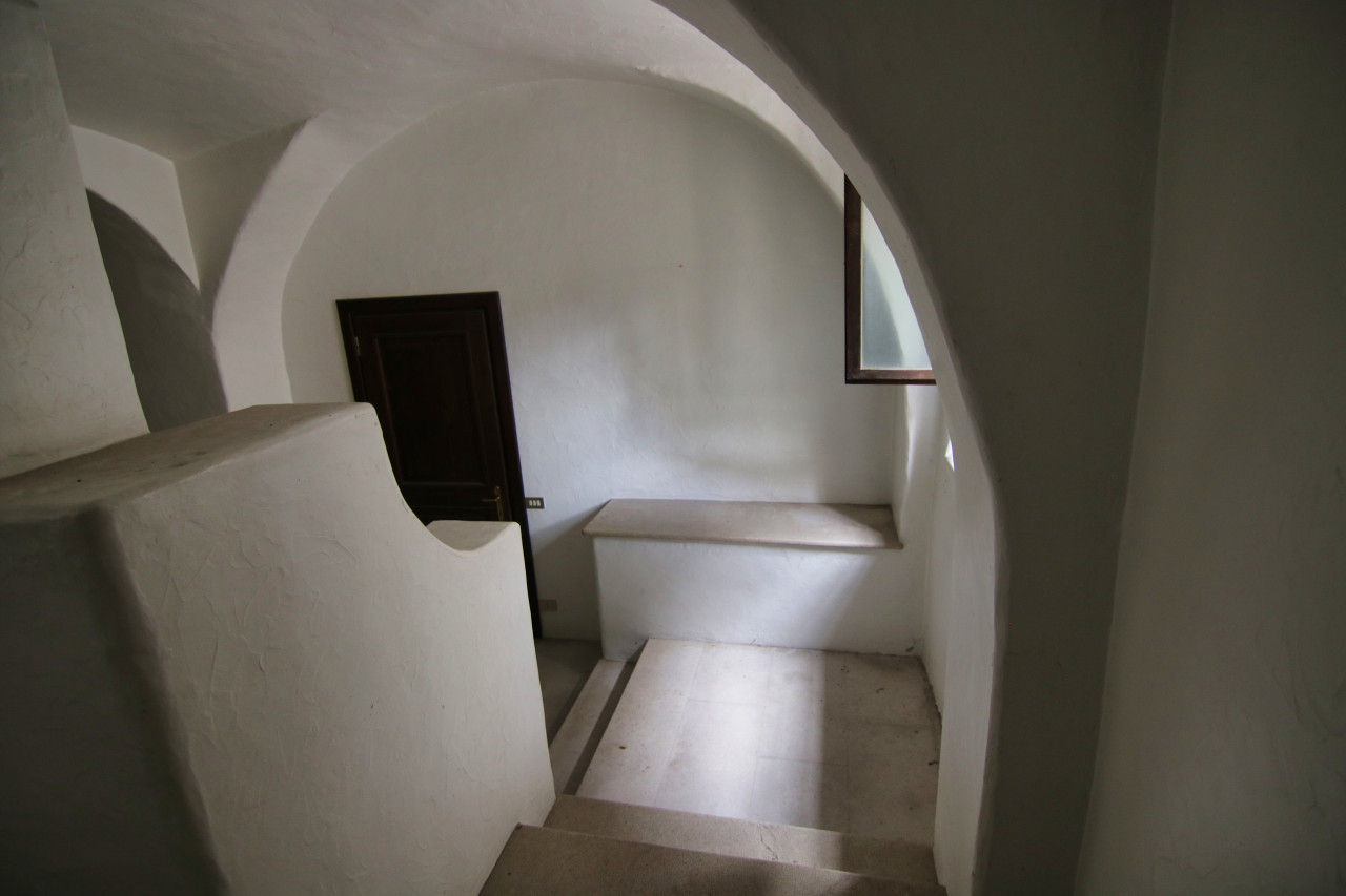 Madrano la casa con la strada imprigionata