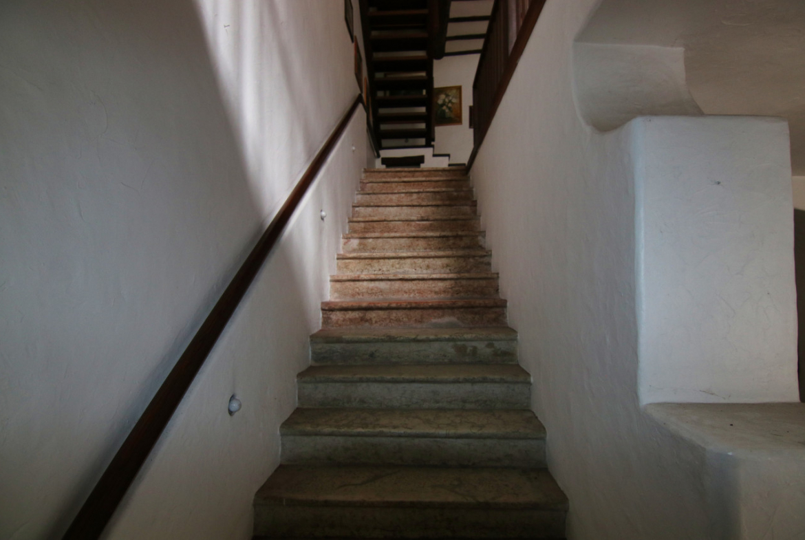 Madrano la casa con la strada imprigionata