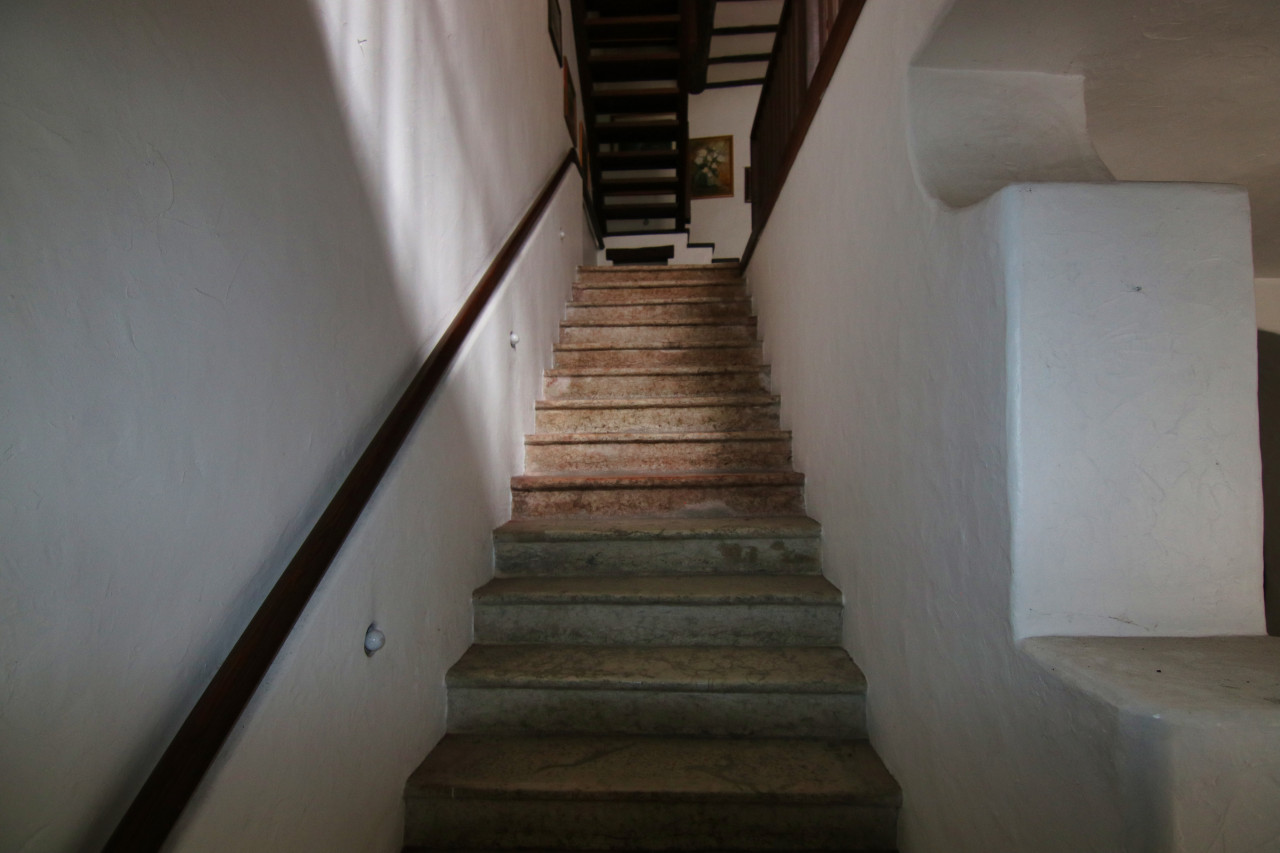 Madrano la casa con la strada imprigionata