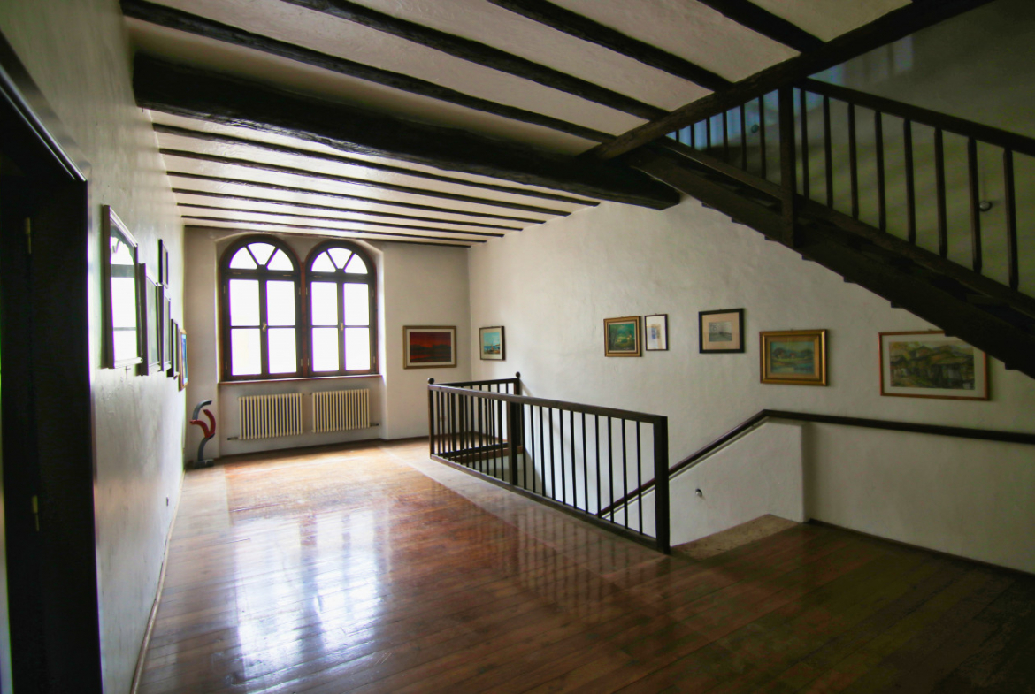 Madrano la casa con la strada imprigionata