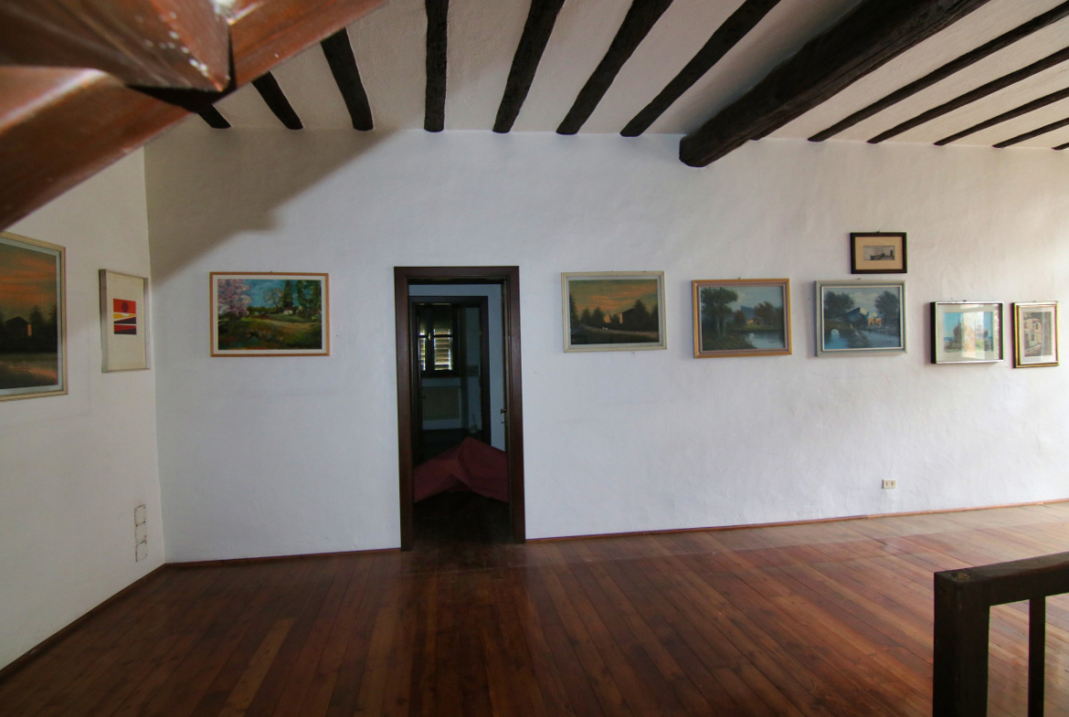 Madrano la casa con la strada imprigionata