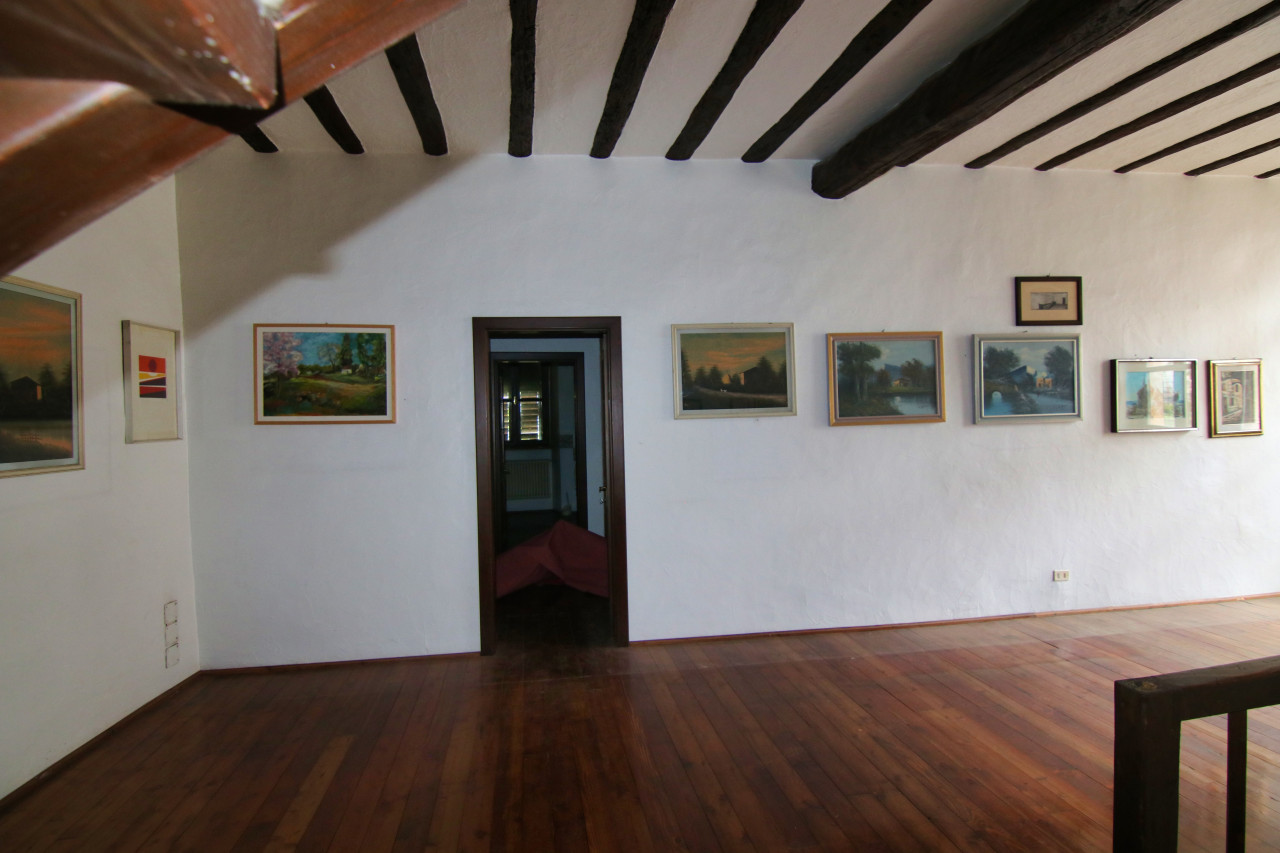Madrano la casa con la strada imprigionata