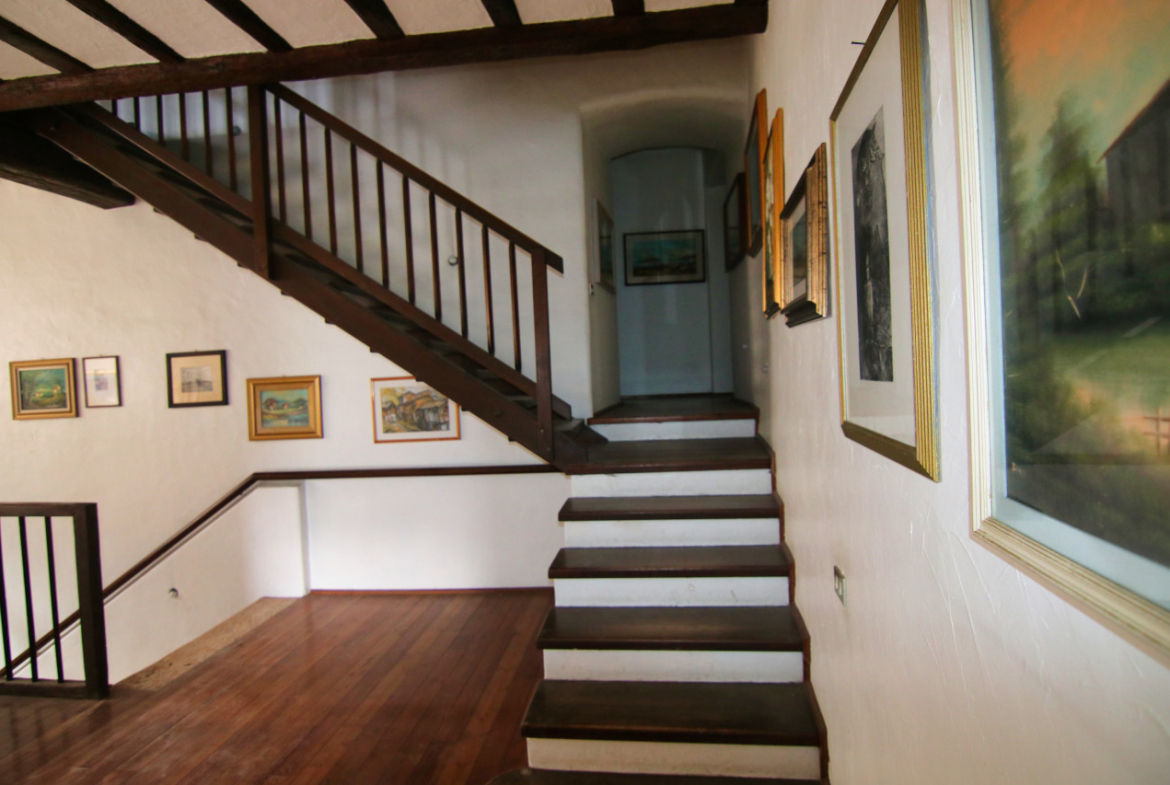 Madrano la casa con la strada imprigionata