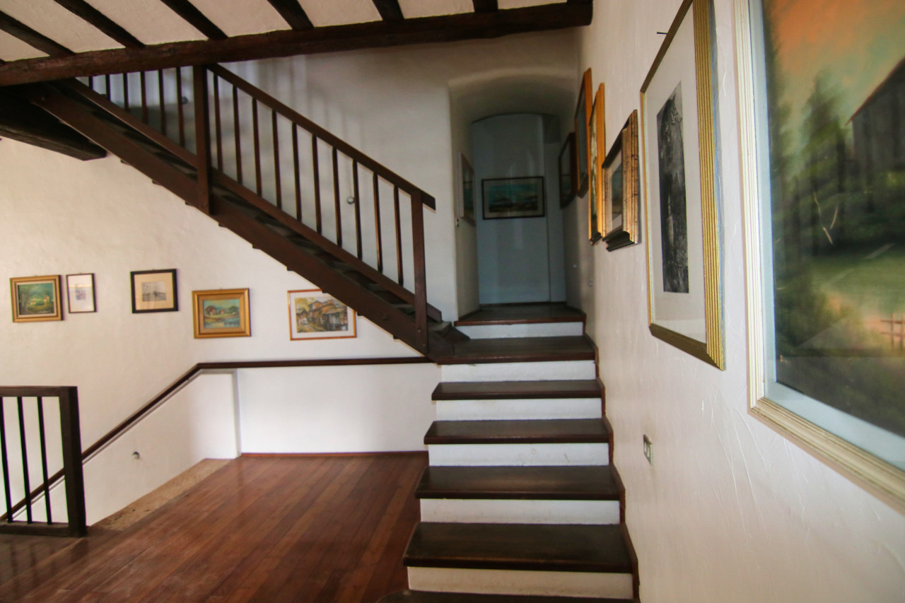 Madrano la casa con la strada imprigionata