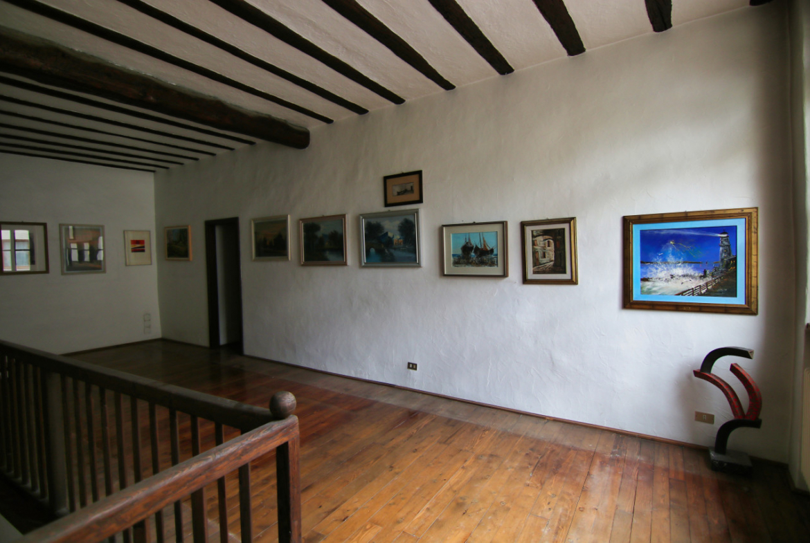 Madrano la casa con la strada imprigionata