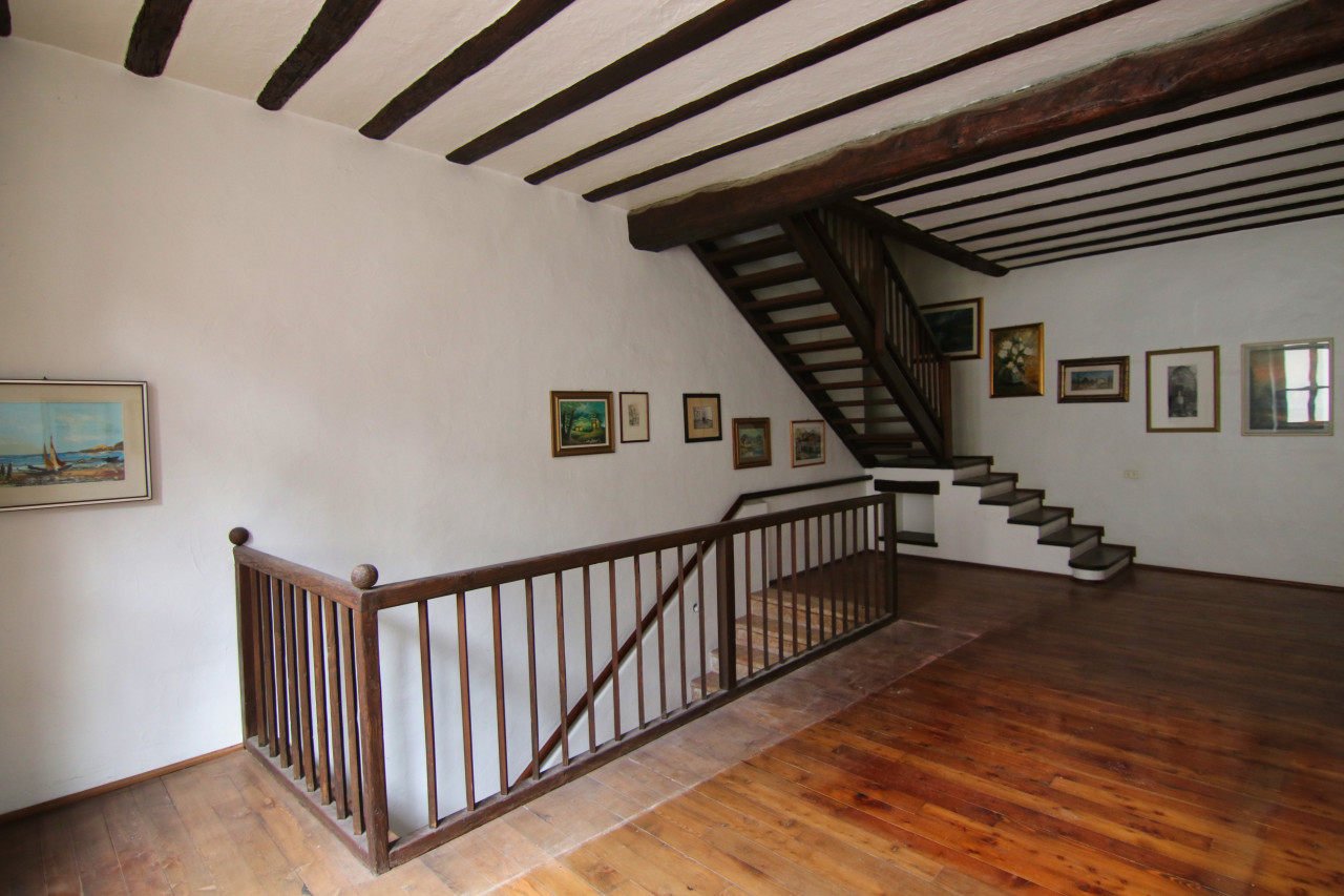 Madrano la casa con la strada imprigionata