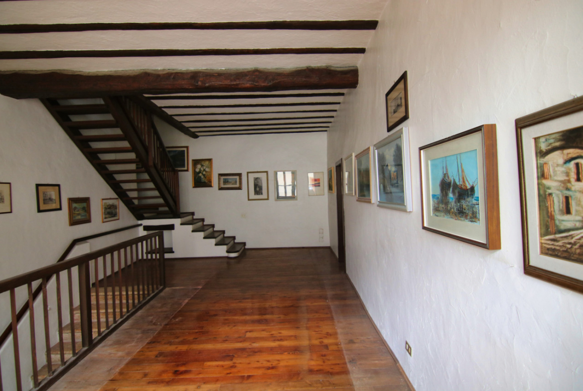 Madrano la casa con la strada imprigionata