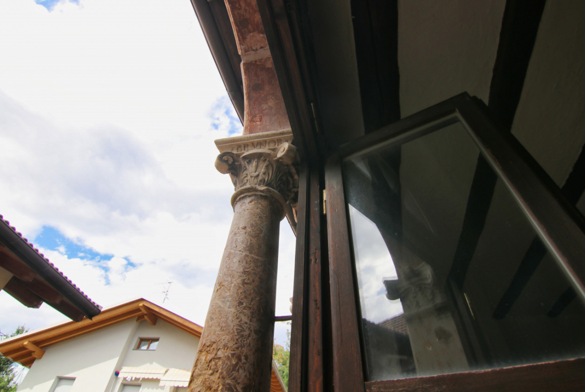 Madrano la casa con la strada imprigionata