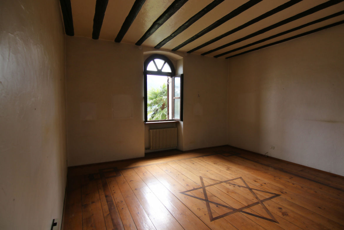 Madrano la casa con la strada imprigionata