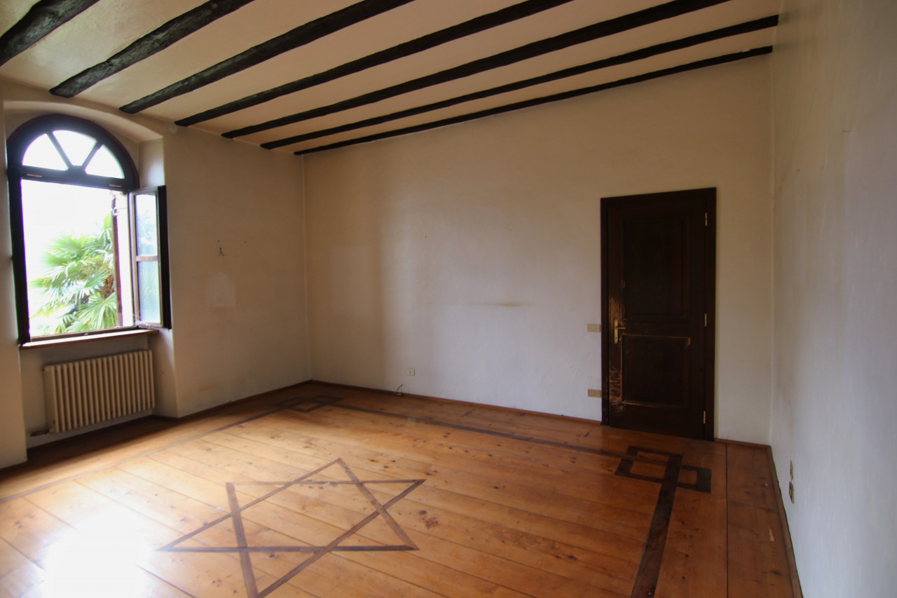 Madrano la casa con la strada imprigionata