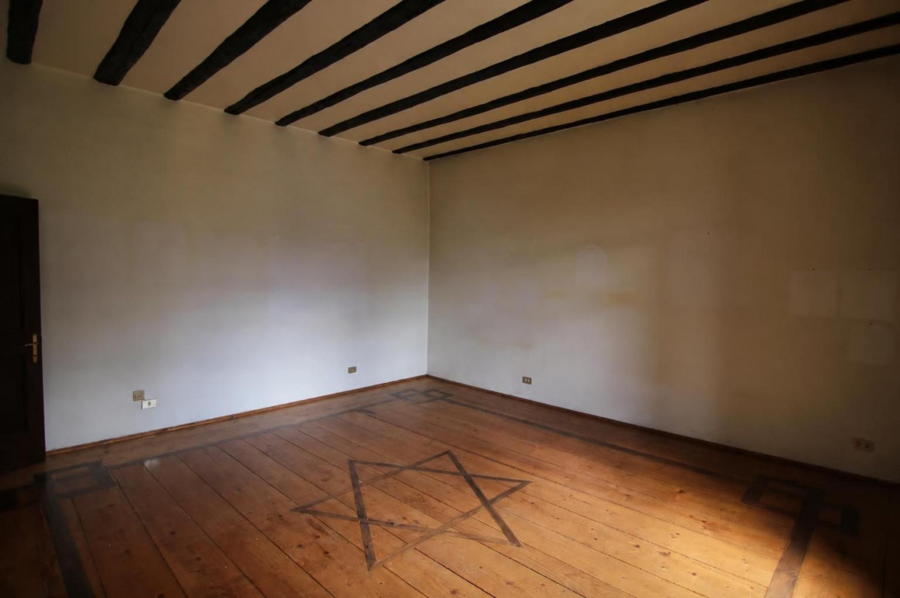 Madrano la casa con la strada imprigionata