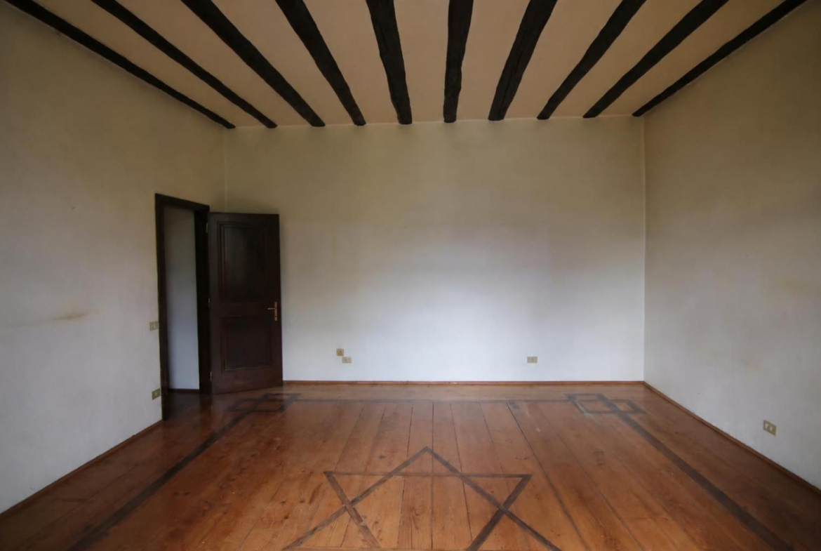 Madrano la casa con la strada imprigionata