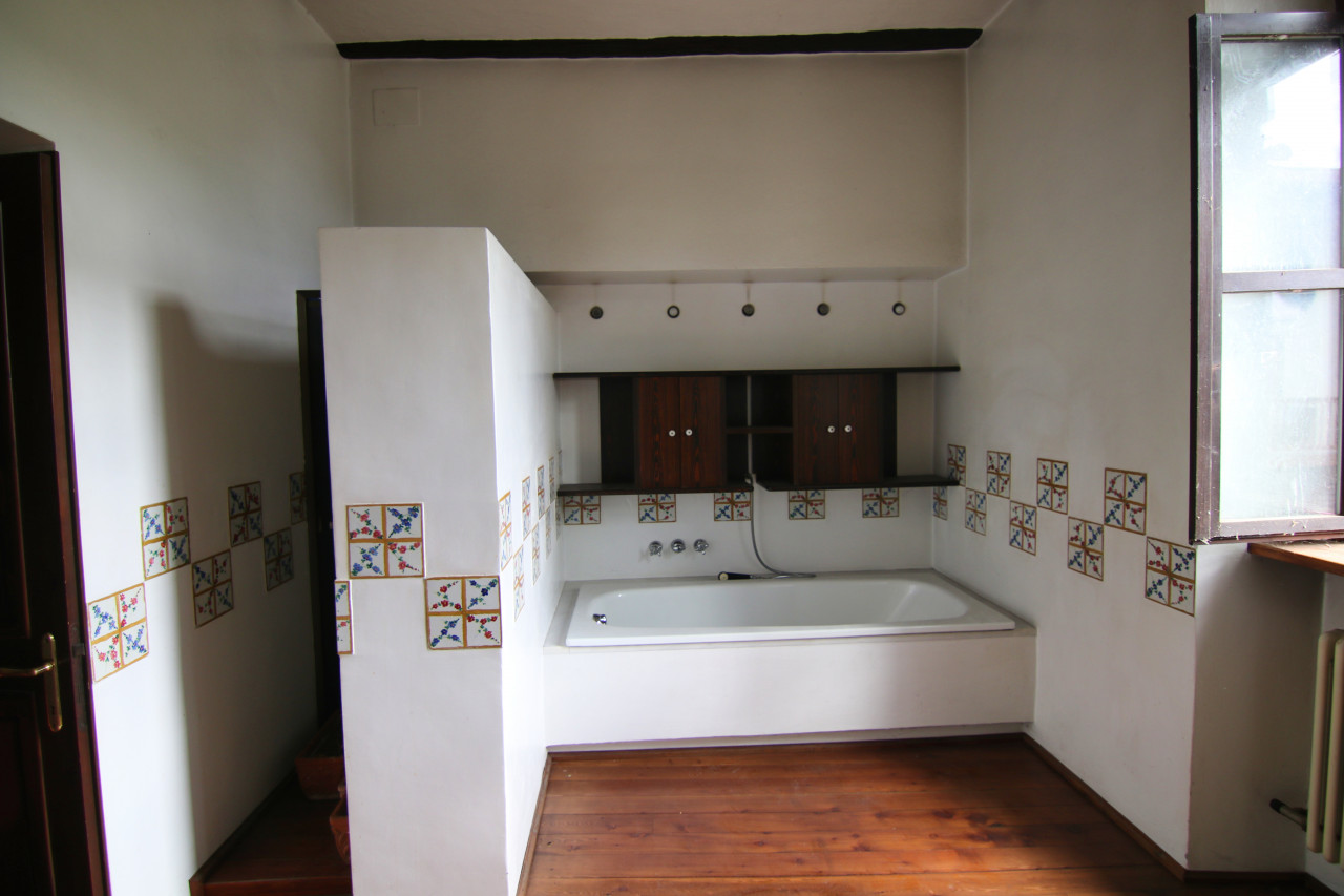 Madrano la casa con la strada imprigionata