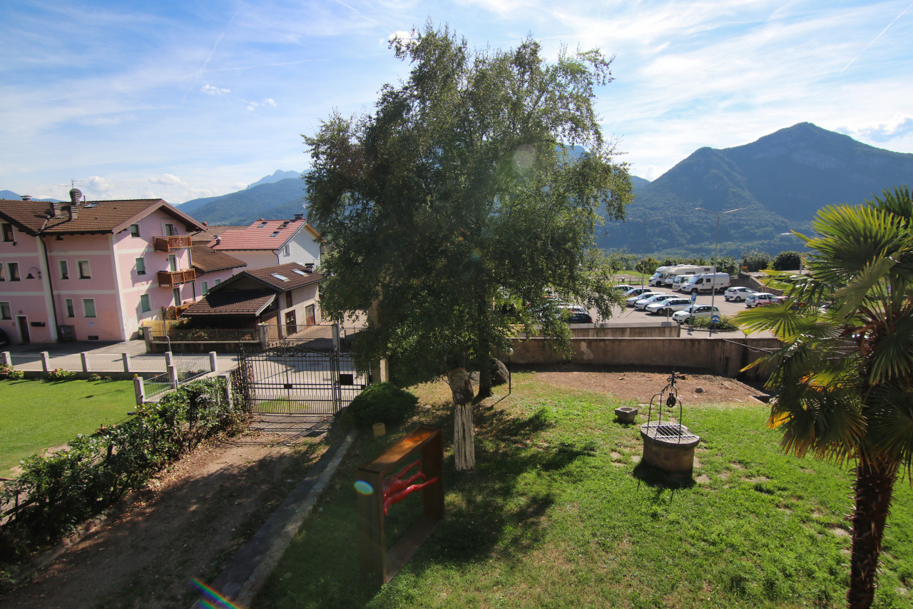 Madrano la casa con la strada imprigionata