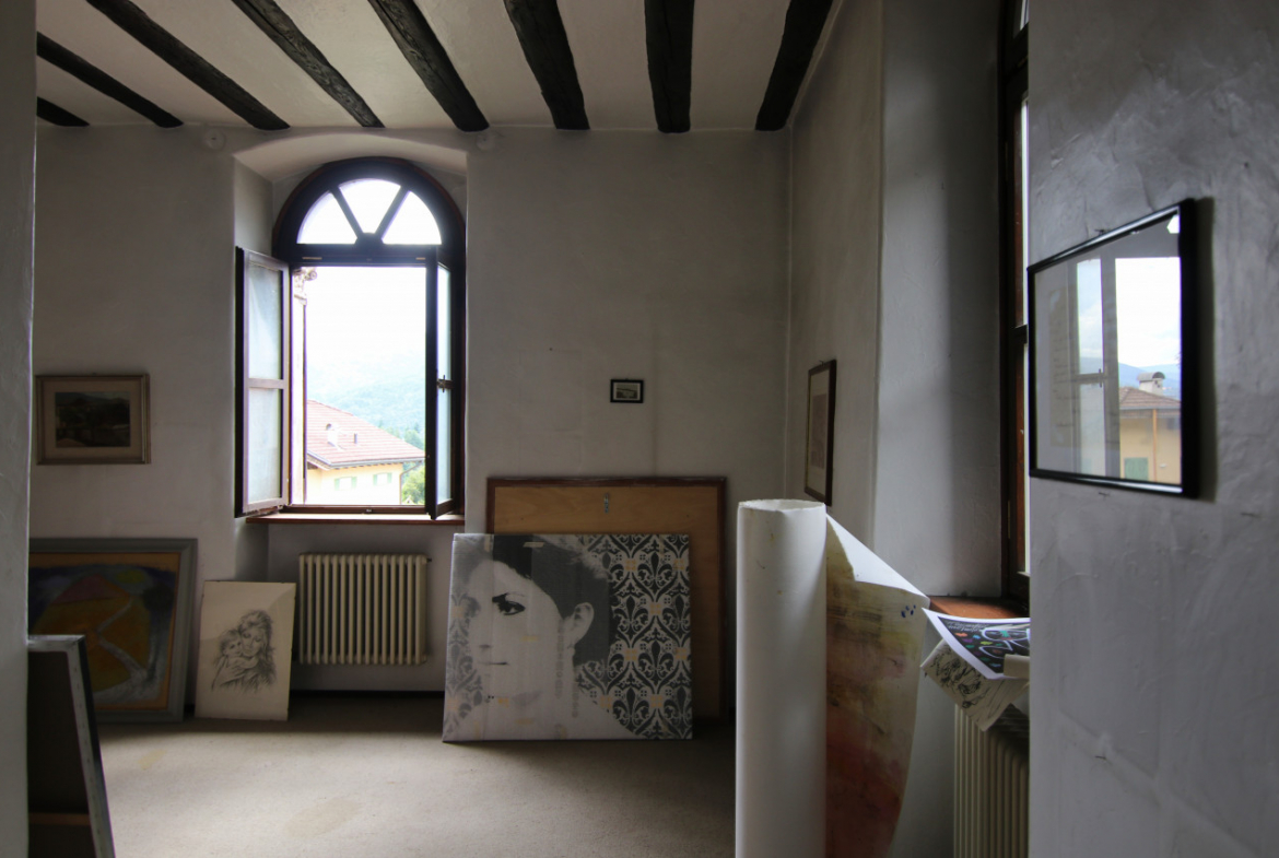 Madrano la casa con la strada imprigionata