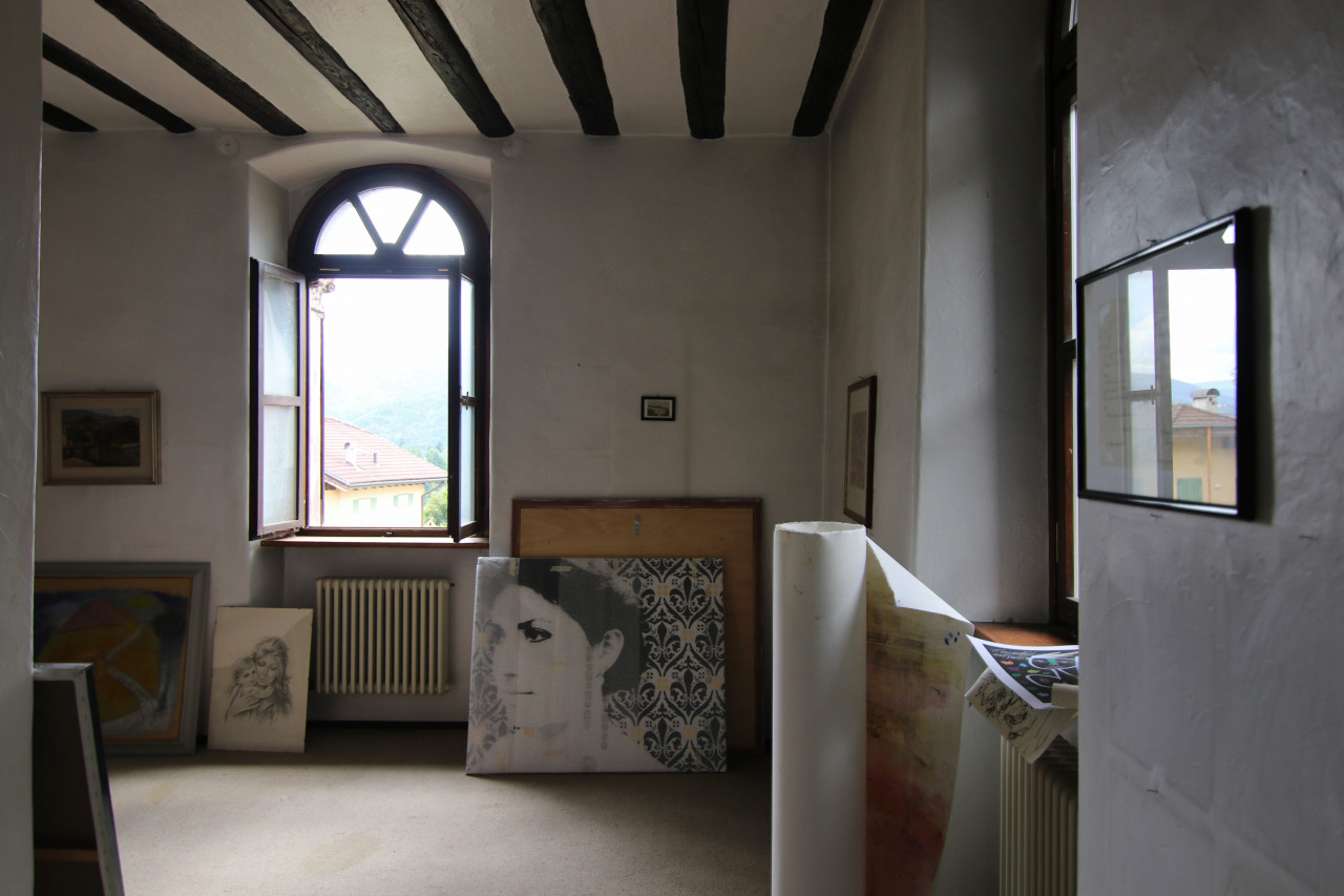 Madrano la casa con la strada imprigionata
