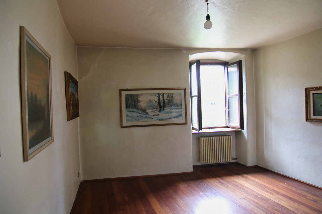 Madrano la casa con la strada imprigionata