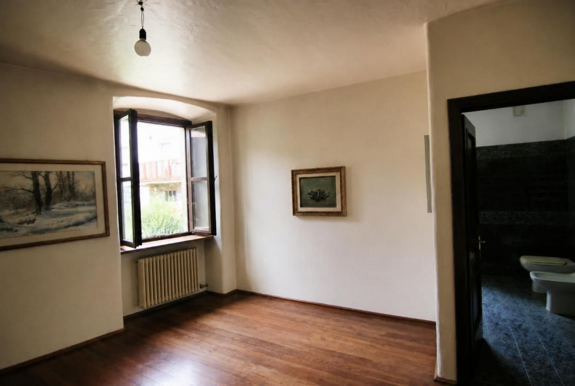 Madrano la casa con la strada imprigionata