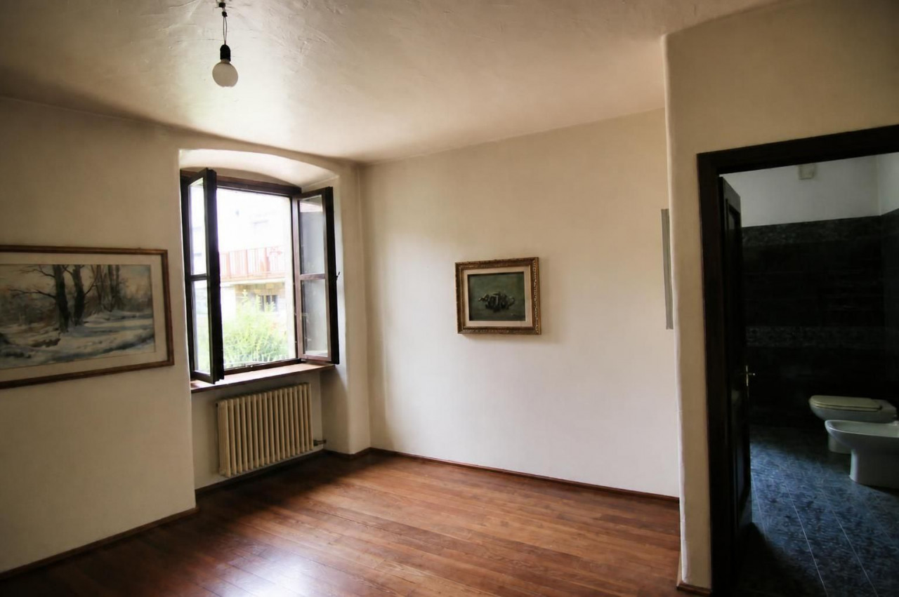 Madrano la casa con la strada imprigionata