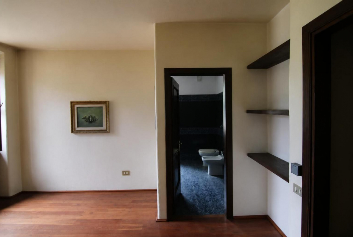 Madrano la casa con la strada imprigionata