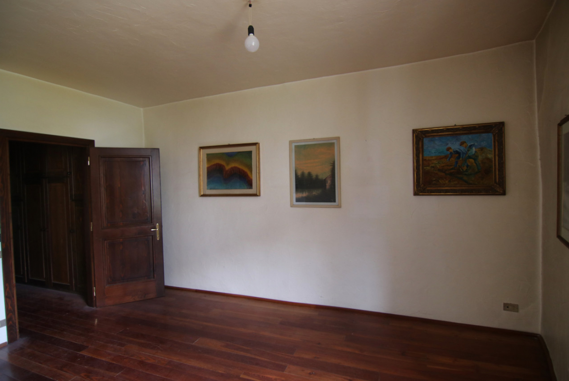 Madrano la casa con la strada imprigionata