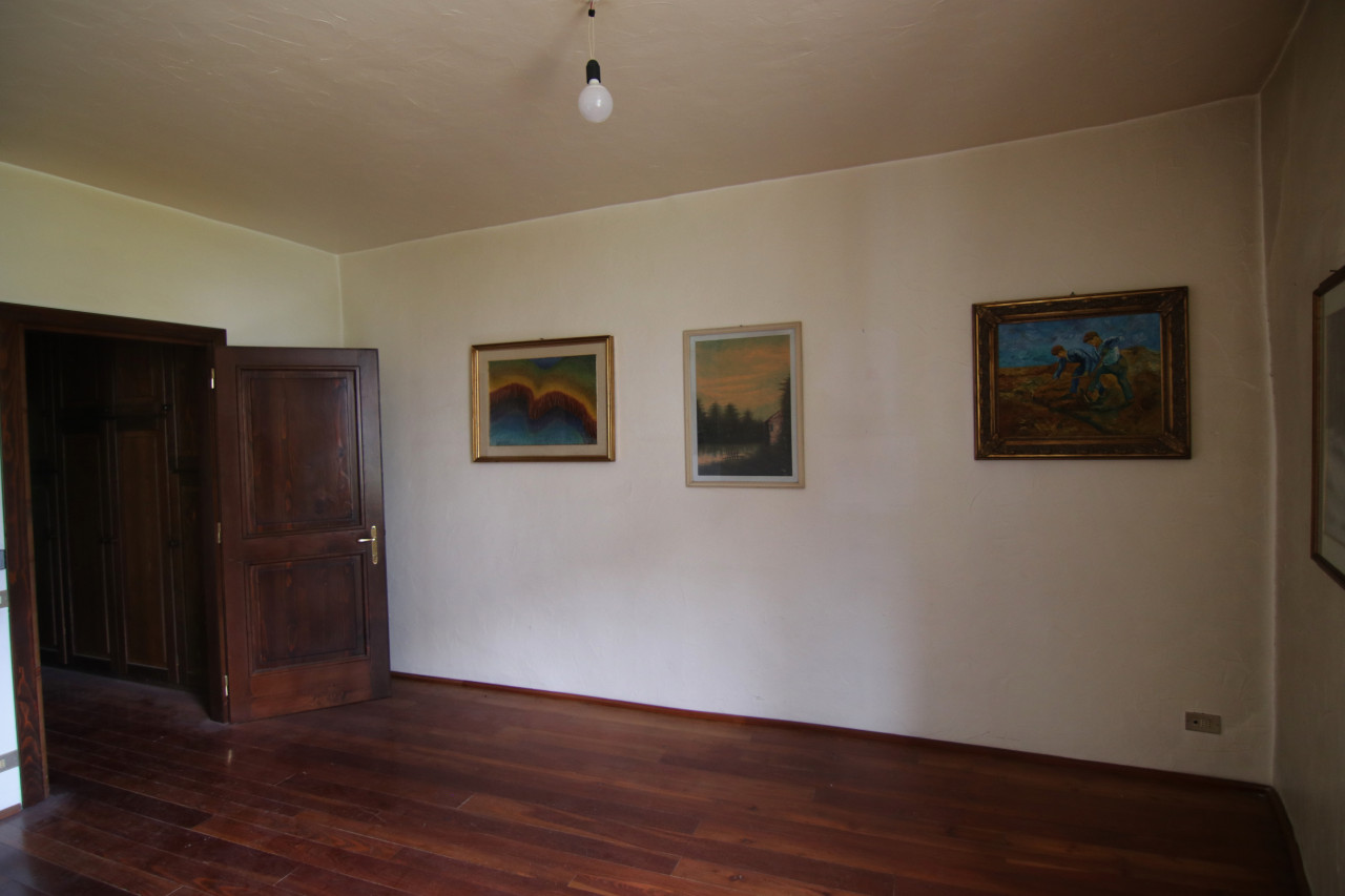 Madrano la casa con la strada imprigionata