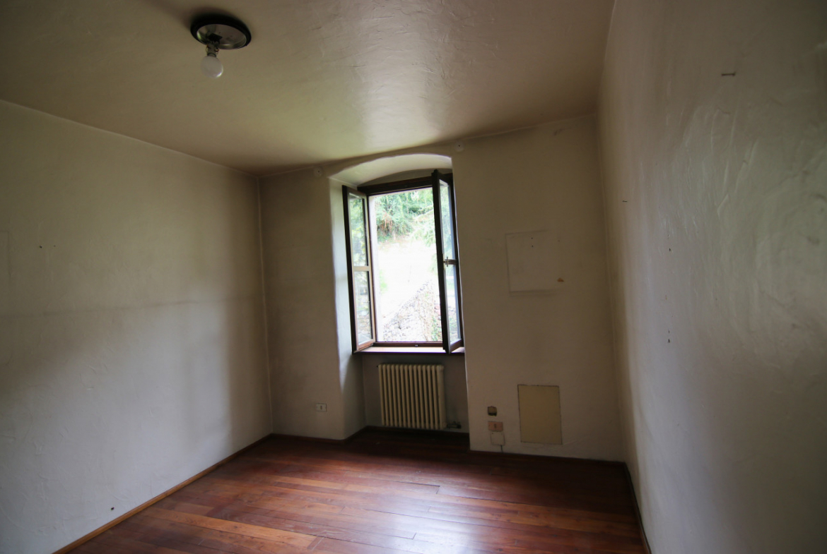 Madrano la casa con la strada imprigionata