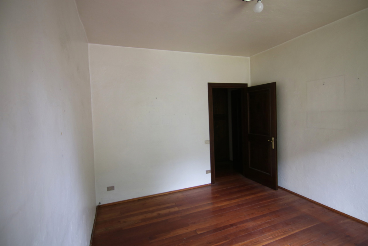 Madrano la casa con la strada imprigionata