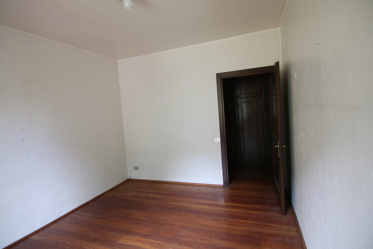 Madrano la casa con la strada imprigionata