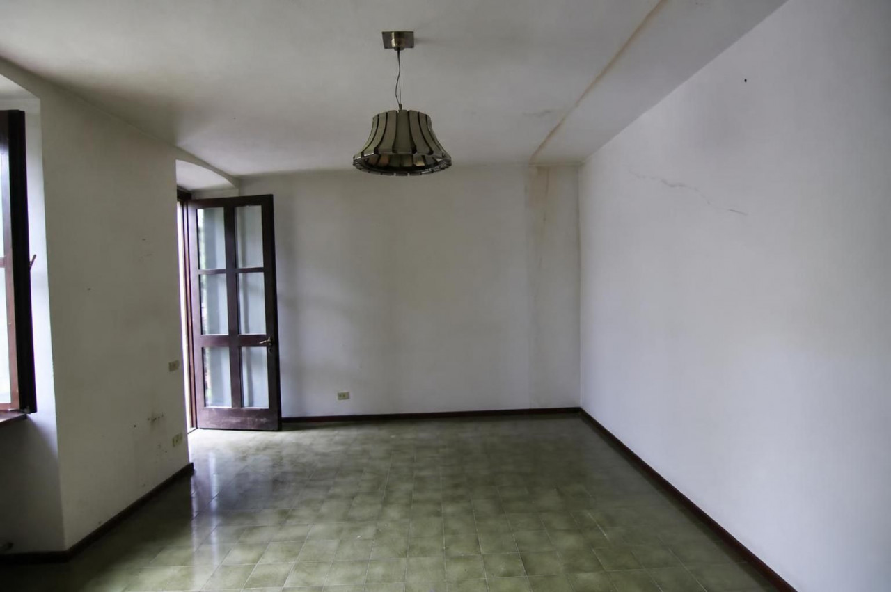 Madrano la casa con la strada imprigionata