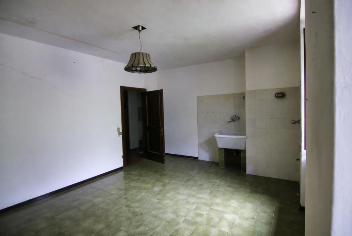 Madrano la casa con la strada imprigionata