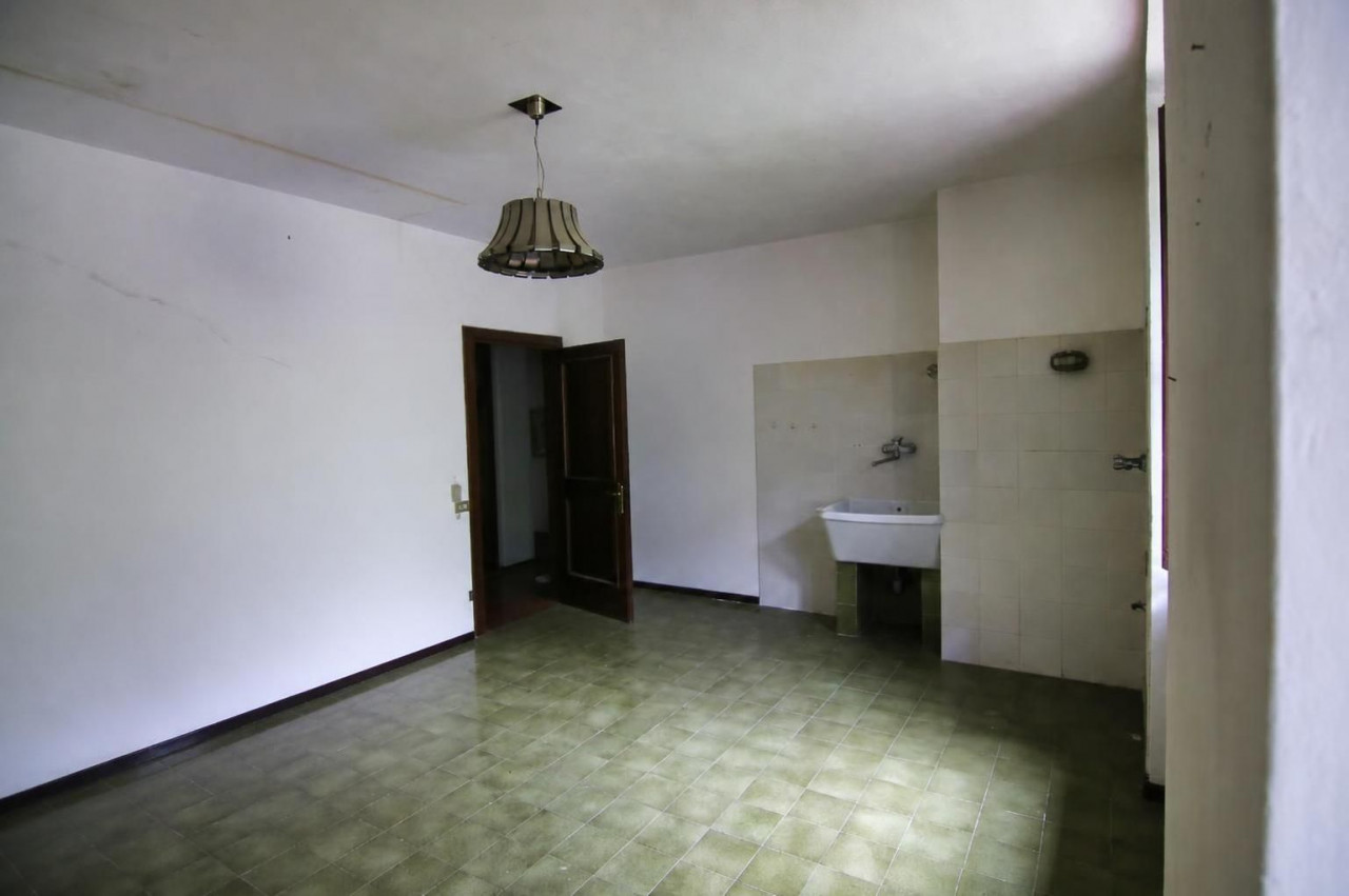 Madrano la casa con la strada imprigionata