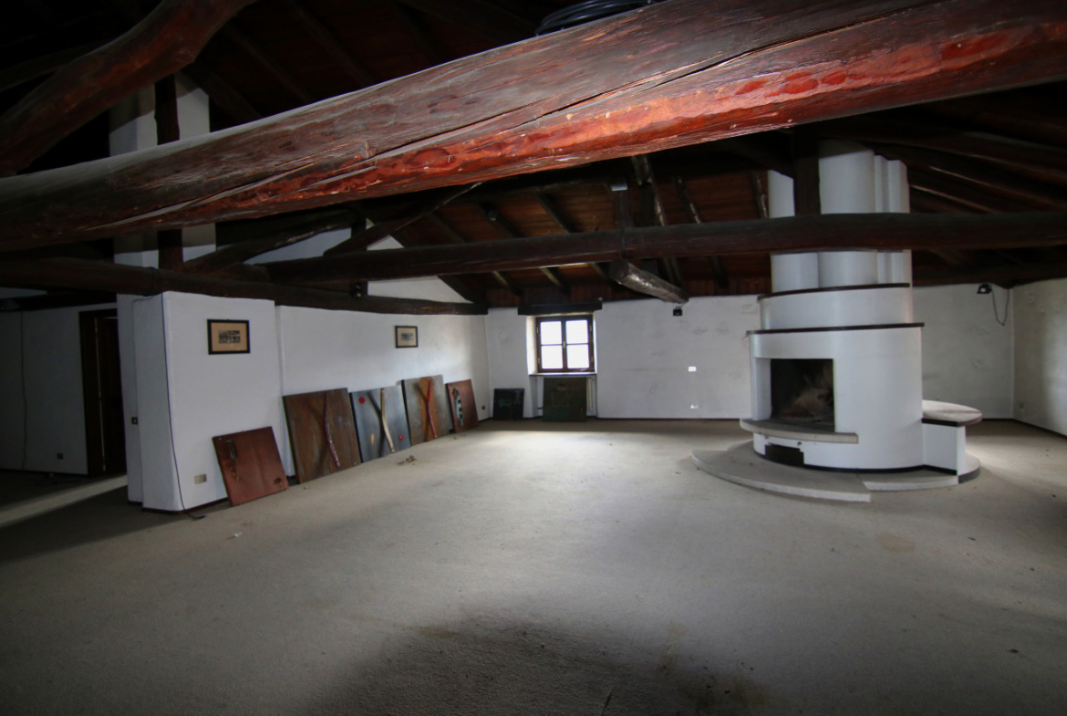 Madrano la casa con la strada imprigionata