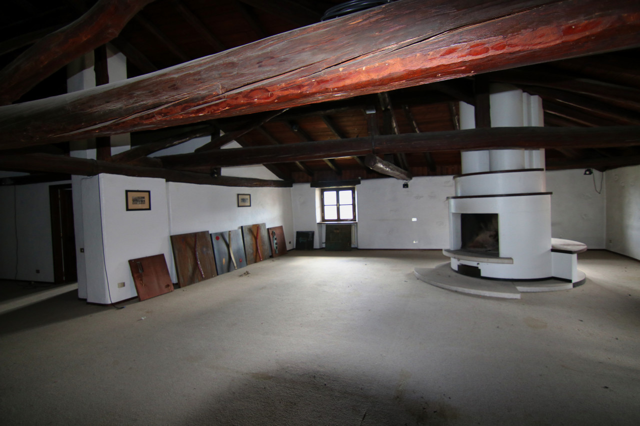 Madrano la casa con la strada imprigionata