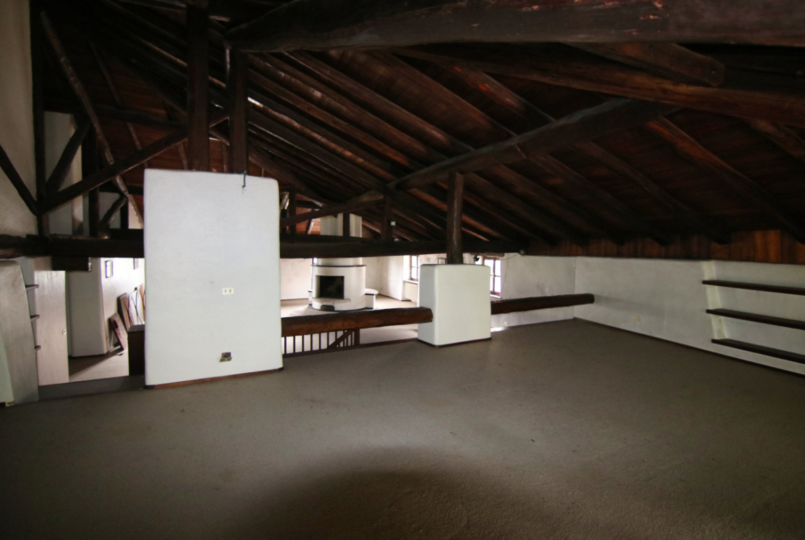 Madrano la casa con la strada imprigionata