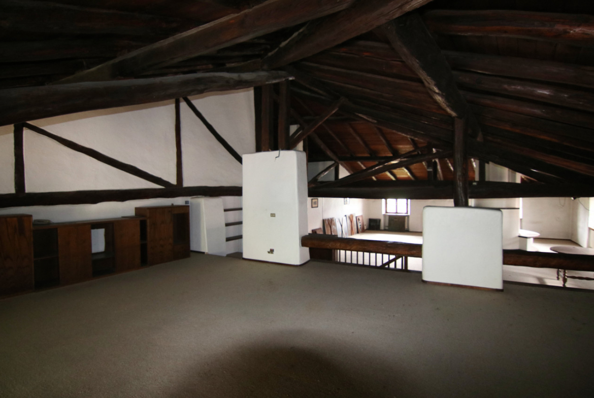 Madrano la casa con la strada imprigionata