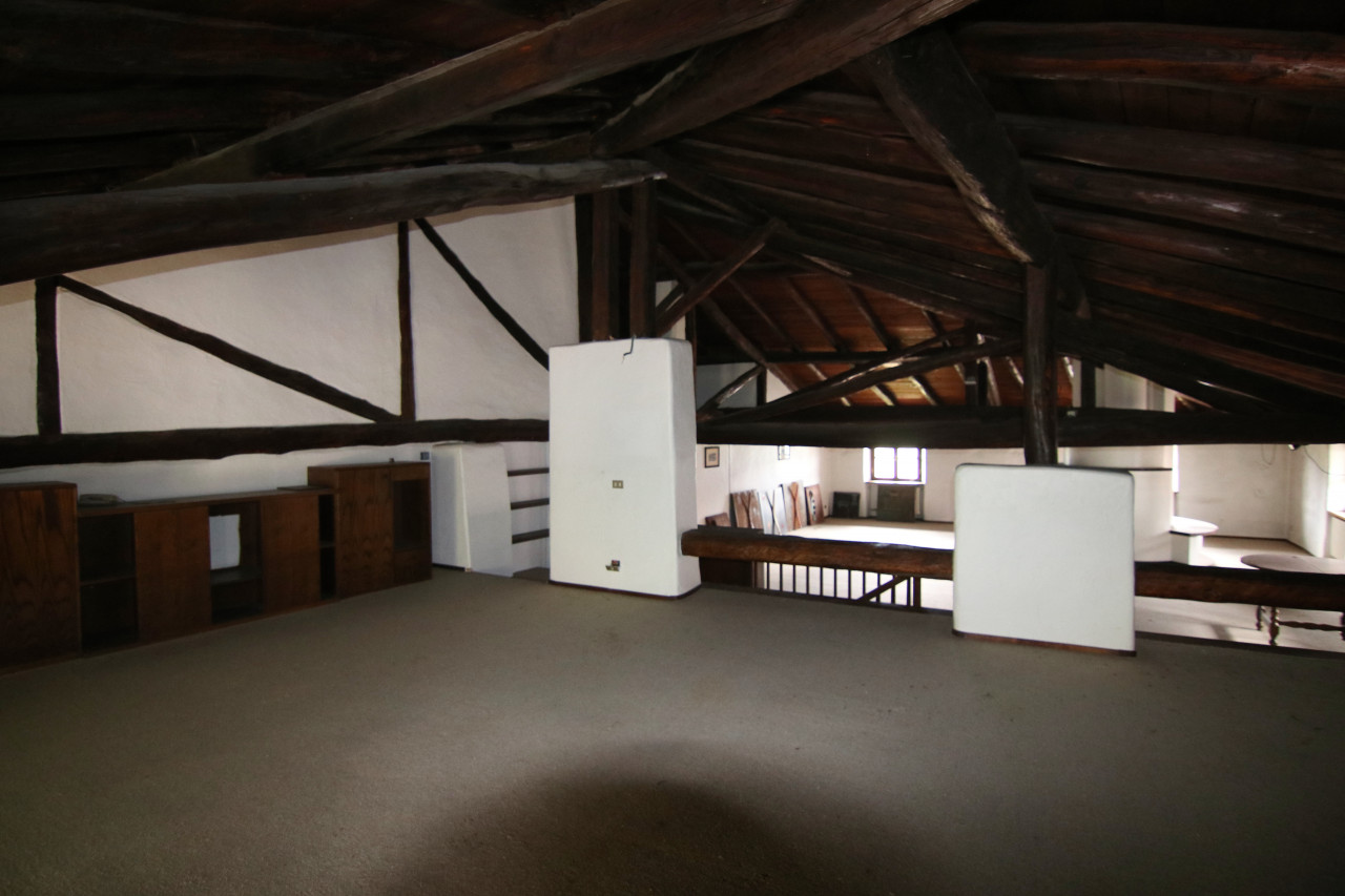 Madrano la casa con la strada imprigionata