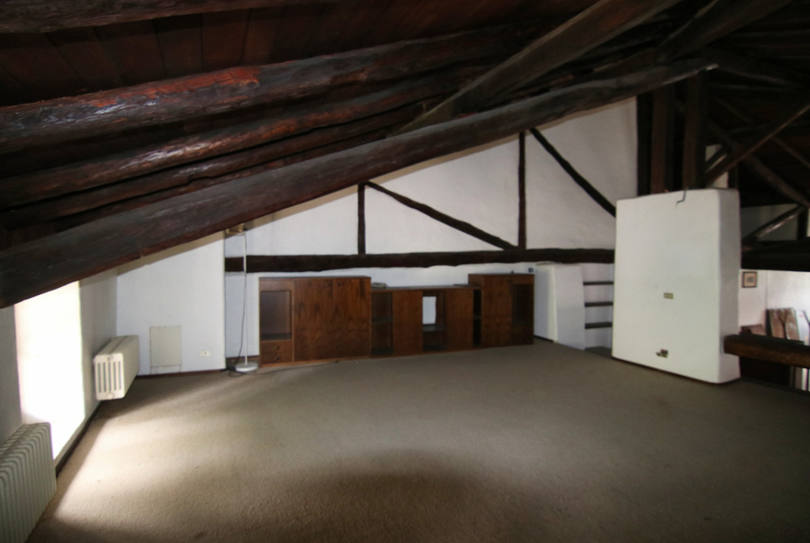 Madrano la casa con la strada imprigionata