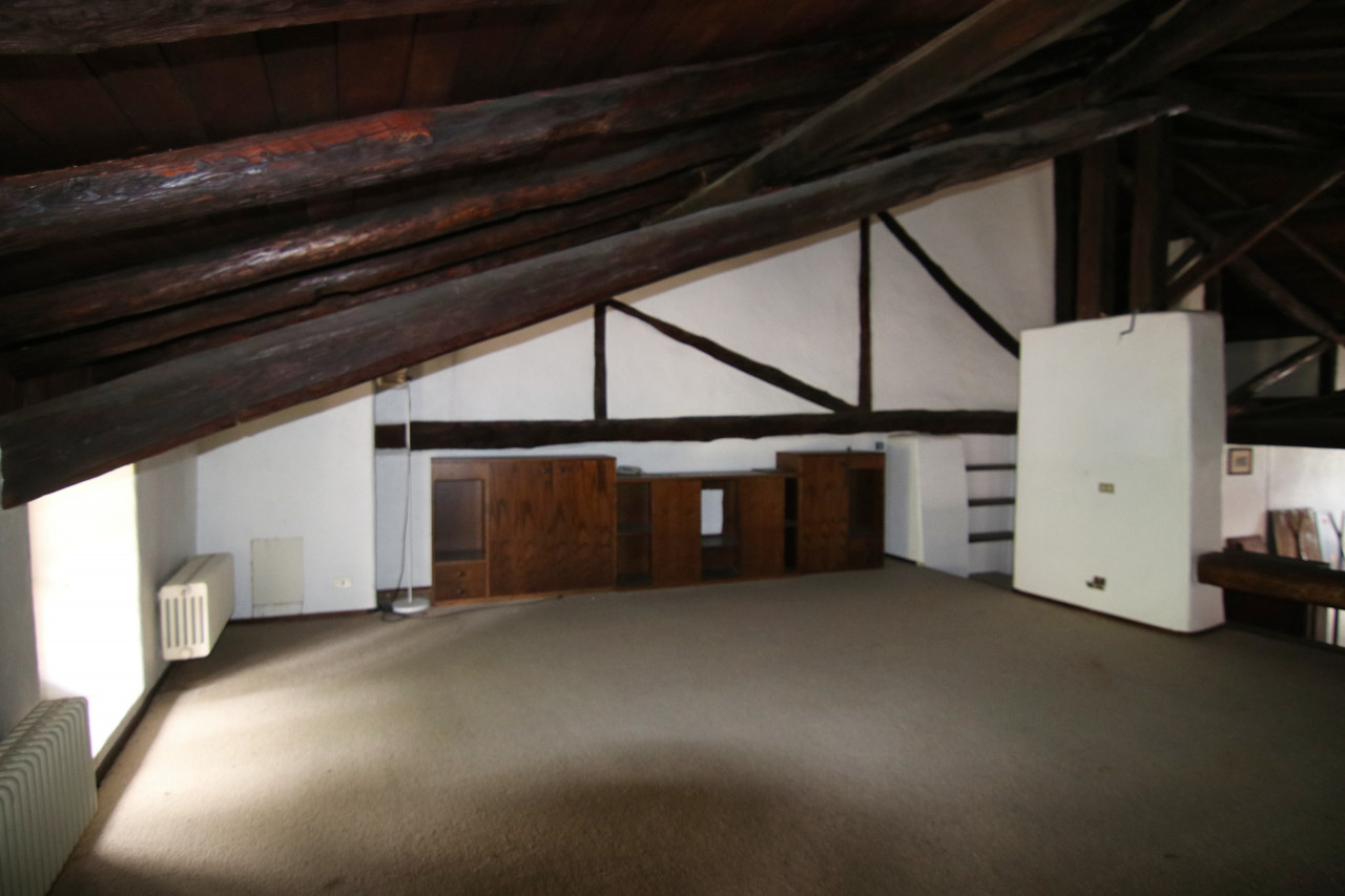 Madrano la casa con la strada imprigionata