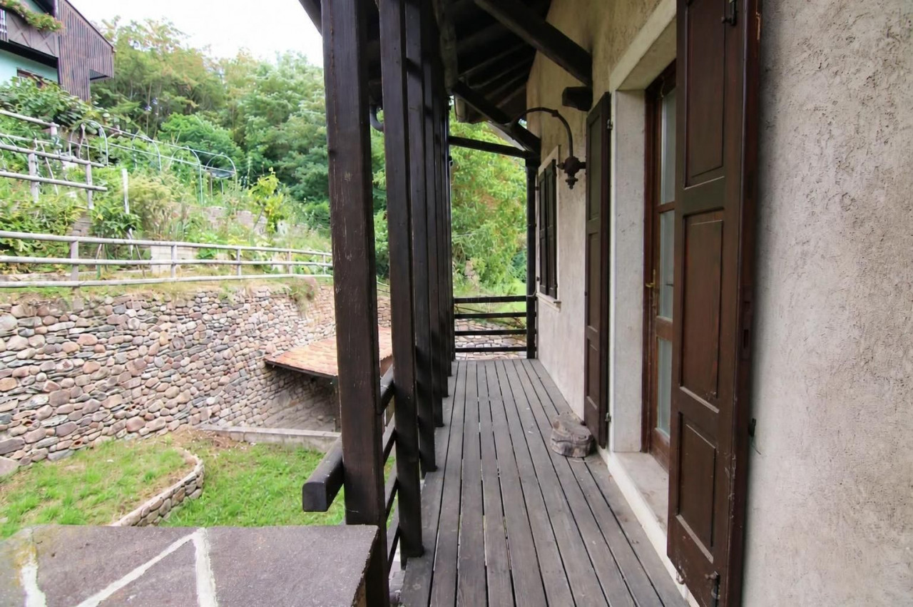 Madrano la casa con la strada imprigionata