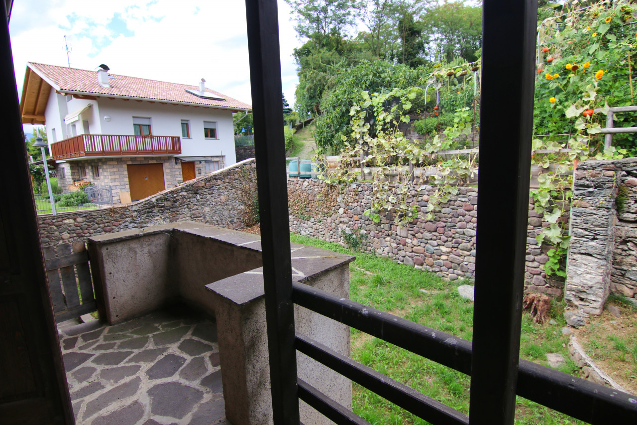 Madrano la casa con la strada imprigionata